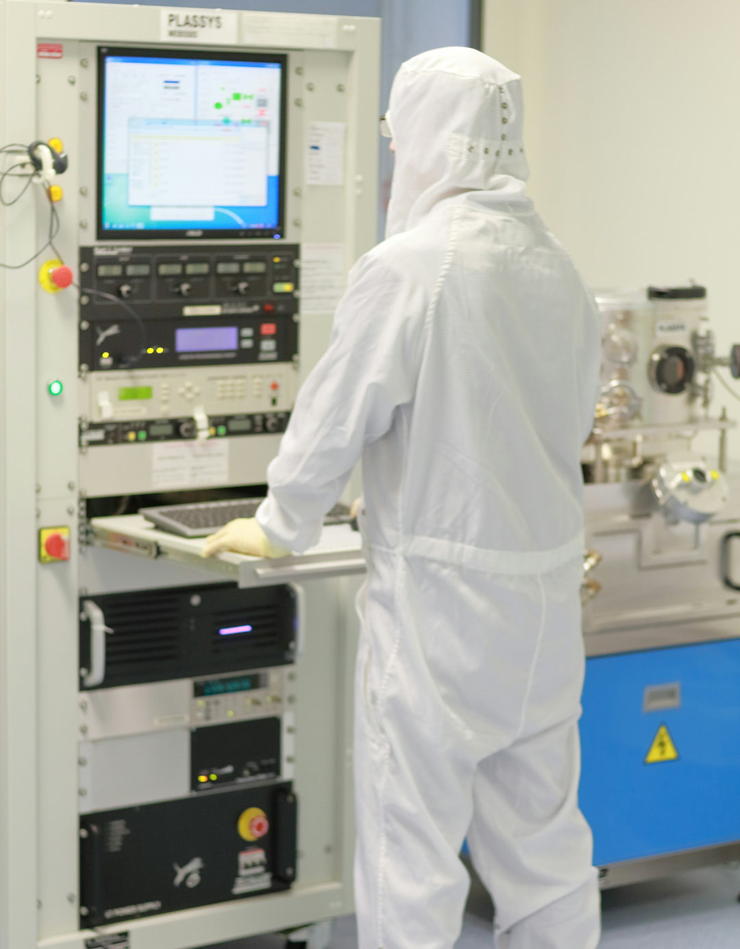 Engineer in a semiconductor cleanroom — the calibre of controlled environment TROTEC TAC is engineered for